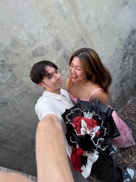 Jed and Praewa smiling together